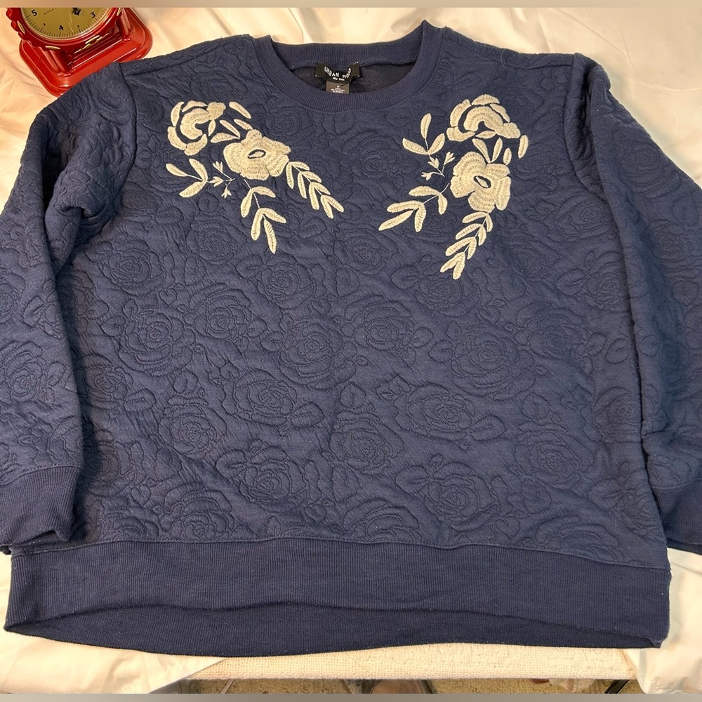 Francesca's Urban Mood quilted floral‎ embroidered navy sweatshirt Size Medium